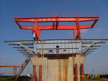 Ponte viga segmento Lifter Crane lançado pelo sistema hidráulico com roda de aço